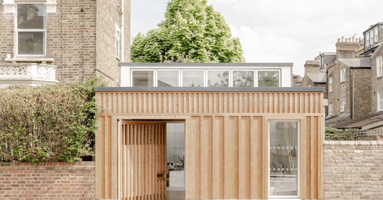 Antiga garagem em Londres transformada em edifício público com 38 m²