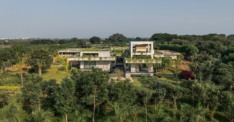 Casa de campo na Índia renasce à volta de um fosso medieval