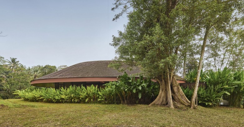 Casa circular desafia a arquitetura tradicional e funde-se na selva