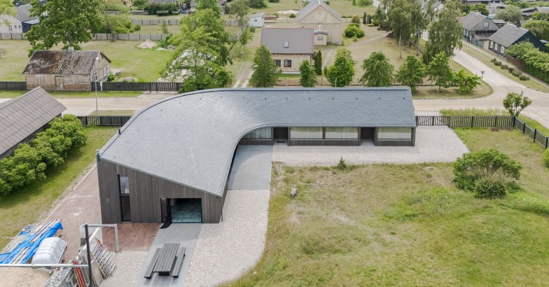 Casa na Letónia com telhado curvo: a arquitetura que flui com o vento
