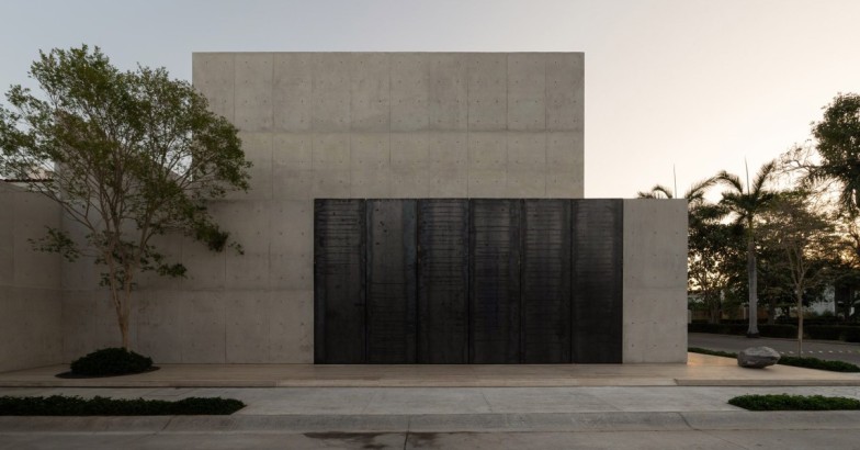 Casa de betão no México protege-se do exterior através de muros curvos
