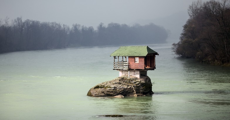 A Casa Drina foi construída de forma incrível sobre um rochedo no rio sérvio